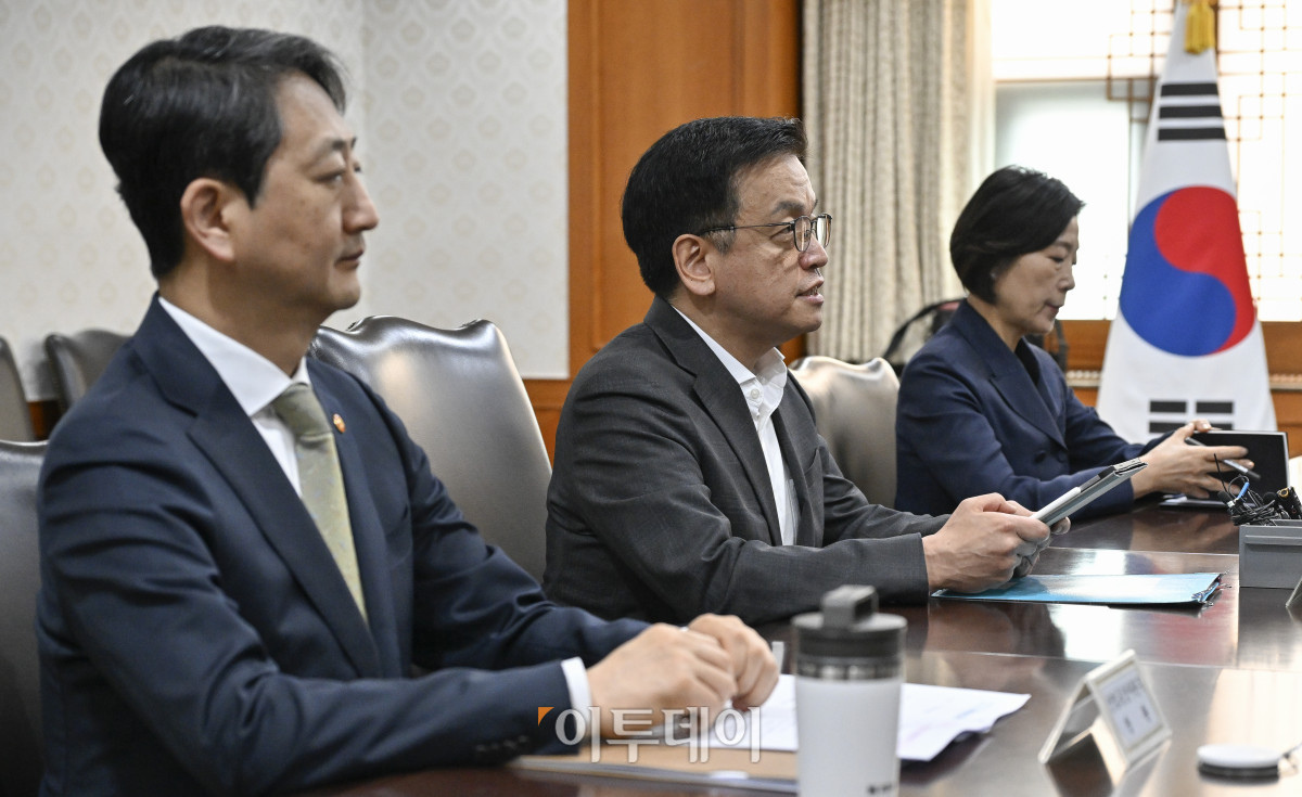 ▲최상목 경제부총리 겸 기획재정부 장관이 8일 서울 종로구 정부서울청사에서 열린 경제관계장관간담회에서 모두발언을 하고 있다. 조현호 기자 hyunho@