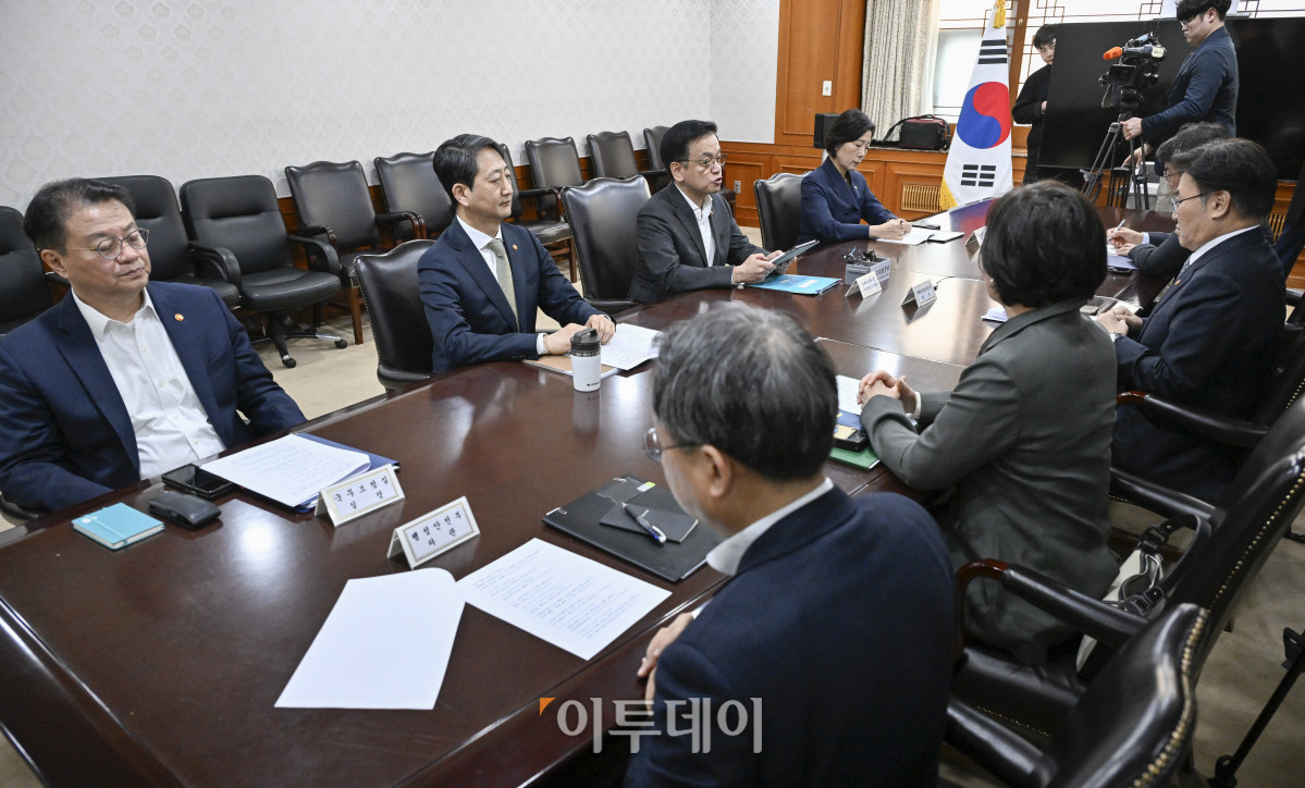 ▲최상목 경제부총리 겸 기획재정부 장관이 8일 서울 종로구 정부서울청사에서 열린 경제관계장관간담회에서 모두발언을 하고 있다. 조현호 기자 hyunho@