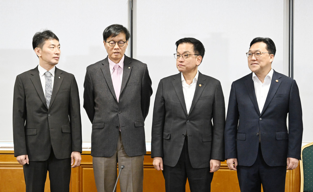 ▲최상목 경제부총리 겸 기획재정부 장관이 4월 8일 서울 중구 전국은행연합회관에서 열린 거시경제.금융현안 간담회에 참석, 회의시작에 앞서 대화를 나누고 있다.<왼쪽부터 이복현 금감원장, 이창용 한국은행 총재, 최상목 부총리, 김병환 금융위원장> (기획재정부)