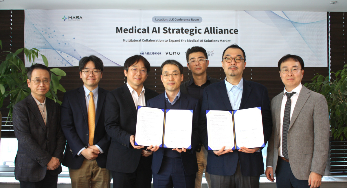 ▲(왼쪽부터) 김준홍 뷰노 상무, 류위선 제이엘케이 상무, 이예하 뷰노 대표, 김동민 제이엘케이 대표, 곽민철 셀바스AI·메디아나 대표, 윤승현 사장, 윤상원 상무가 메디컬 AI 얼라언스 협약 후 기념촬영을 하고 있다. (사진제공=제이엘케이)