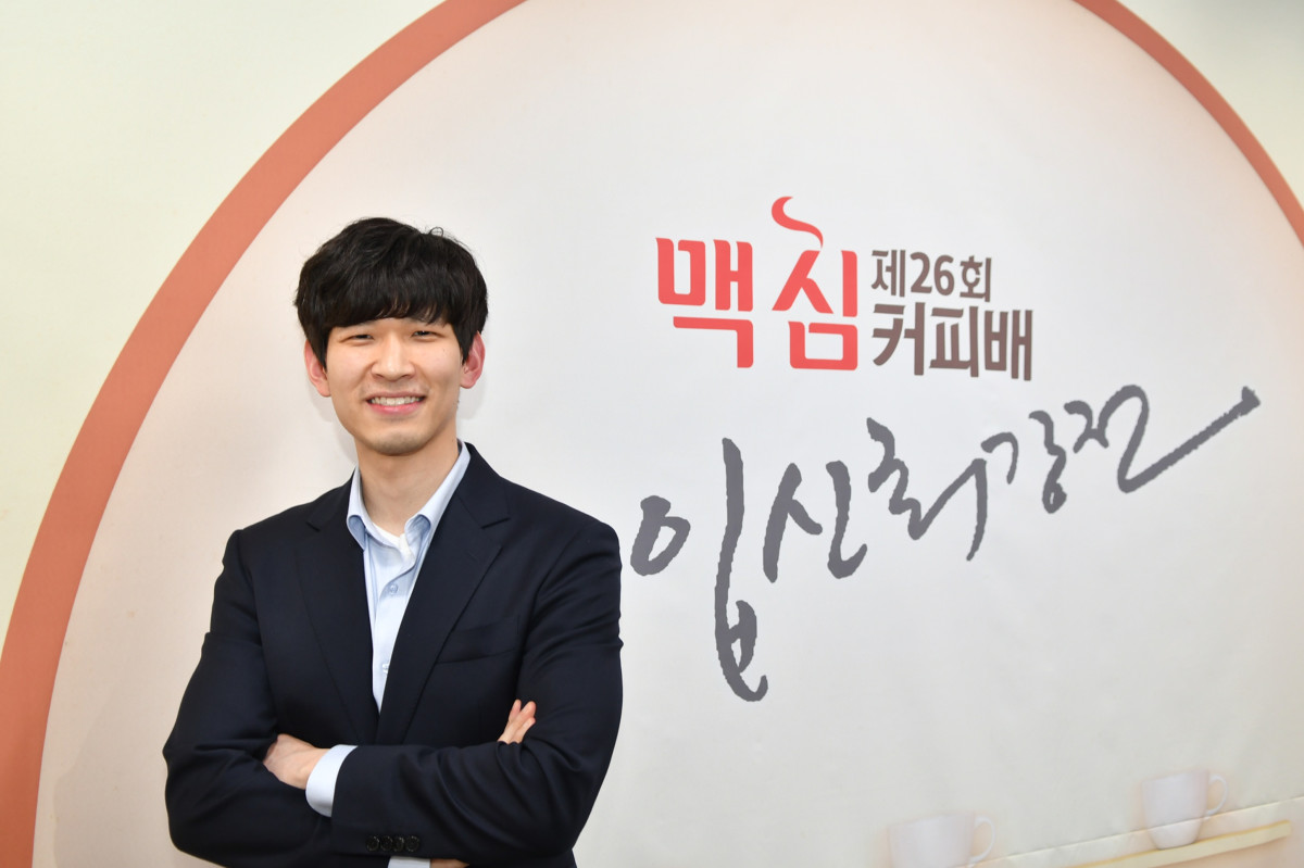 ▲제26회 맥심커피배 입신최강전 우승자 이지현 9단이 포즈를 취하고 있다. (사진제공=동서식품)