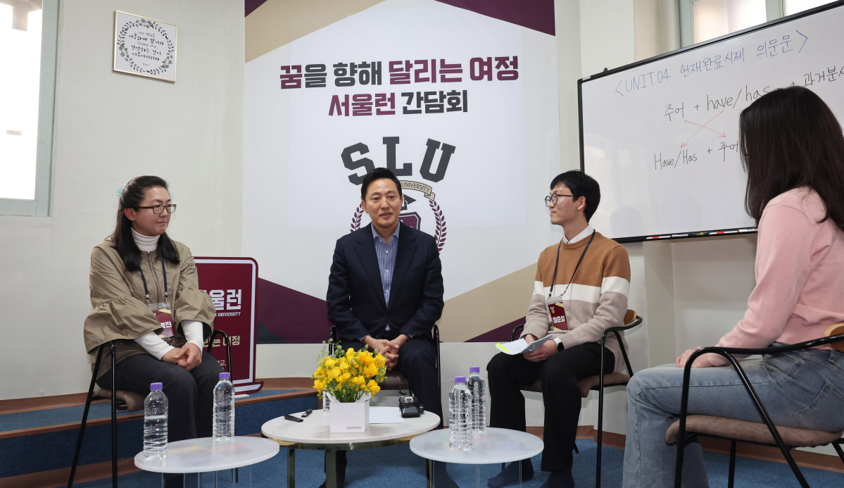 ▲오세훈 서울시장이 7일 서울 금천구 독산동의 한 공부방에서 열린 ‘서울런(Seoul Learn) 학생 초청 간담회’에서 인사말을 하고 있다. 신태현 기자 holjjak@
