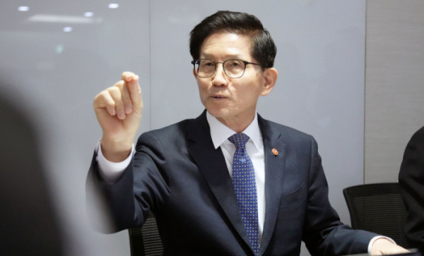 ▲김문수 고용노동부 장관이 지난달 10일 정부세종청사에서 진행된 기자간담회에서 질문에 답하고 있다. (사진제공=고용노동부)