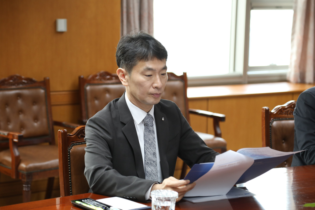 ▲이복현 금감원장이 8일 서울 여의도 금융감독원에서 ‘미국 상호관세 대응 점검회의’를 열고 산업별 피해 수준을 정밀 분석하고 필요시 시장 안정조치를 적기에 해달라고 당부했다. (사진제공= 금감원 )