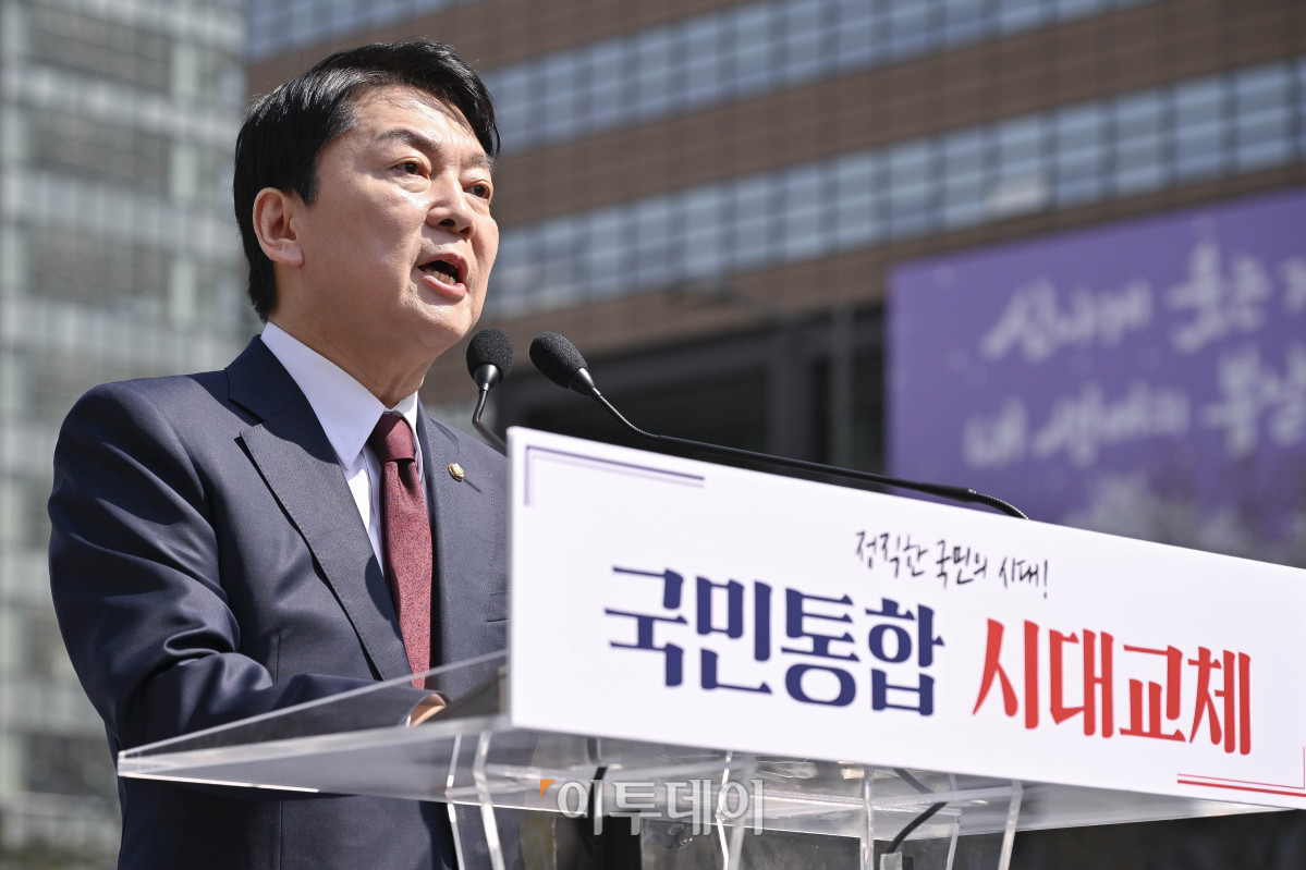 ▲안철수 국민의힘 의원이 8일 서울 종로구 광화문광장 이순신 장군 동상 앞에서 제21대 대통령 선거 출마 선언을 하고 있다. 조현호 기자 hyunho@