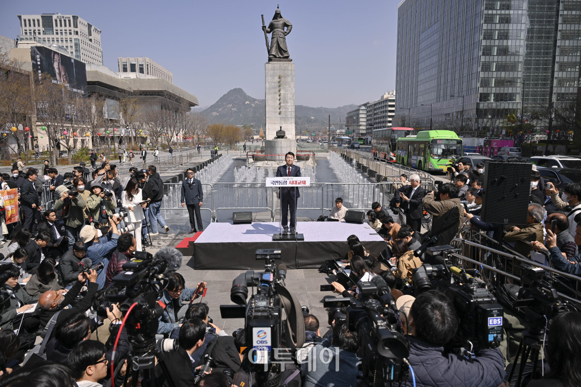 ▲안철수 국민의힘 의원이 8일 서울 종로구 광화문광장 이순신 장군 동상 앞에서 제21대 대통령 선거 출마 선언을 하고 있다. 조현호 기자 hyunho@