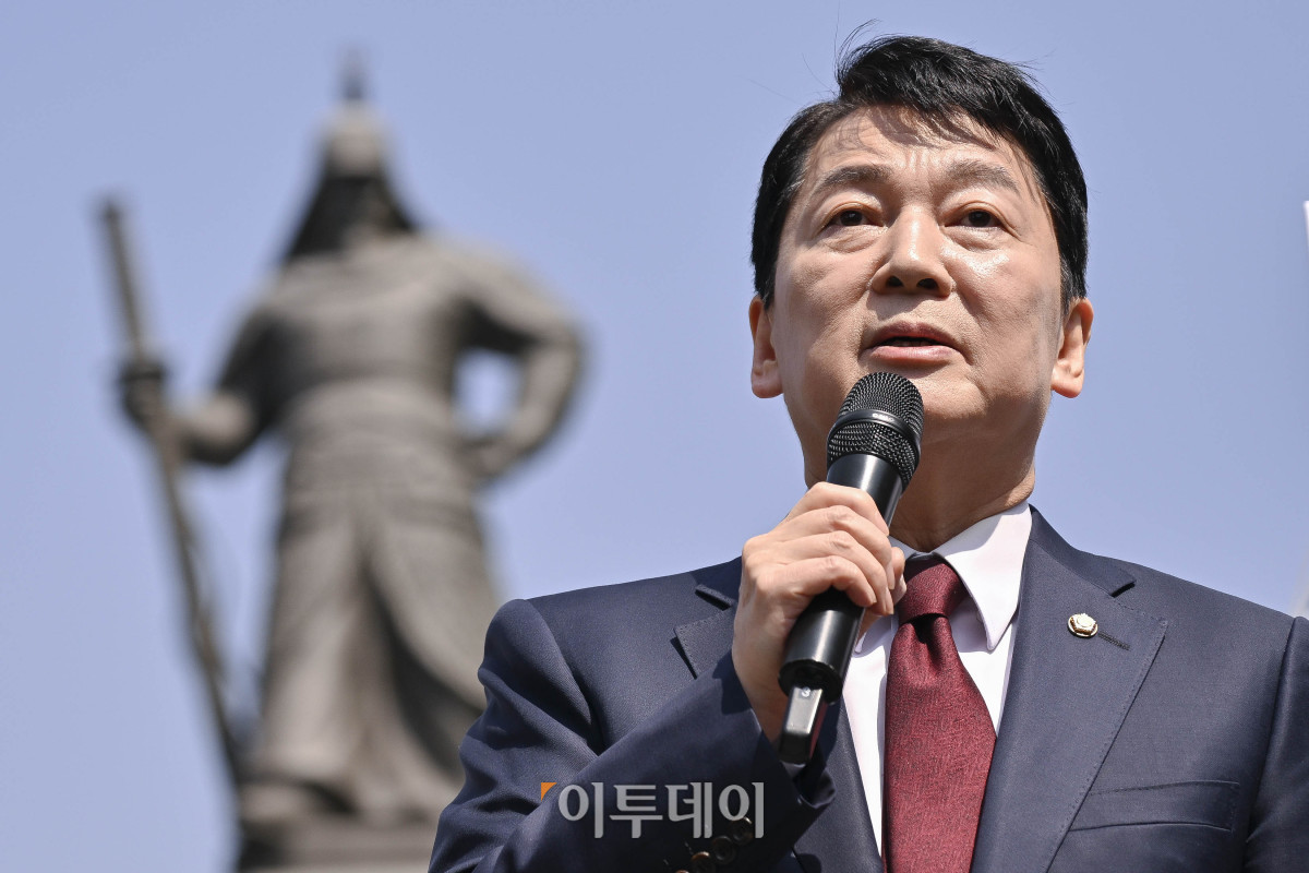 ▲안철수 국민의힘 의원이 8일 서울 종로구 광화문광장 이순신 장군 동상 앞에서 제21대 대통령 선거 출마 선언을 마친 후 취재진의 질문에 답하고 있다. 조현호 기자 hyunho@