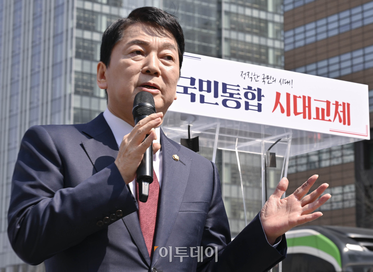 ▲안철수 국민의힘 의원이 8일 서울 종로구 광화문광장 이순신 장군 동상 앞에서 제21대 대통령 선거 출마 선언을 마친 후 취재진의 질문에 답하고 있다. 조현호 기자 hyunho@