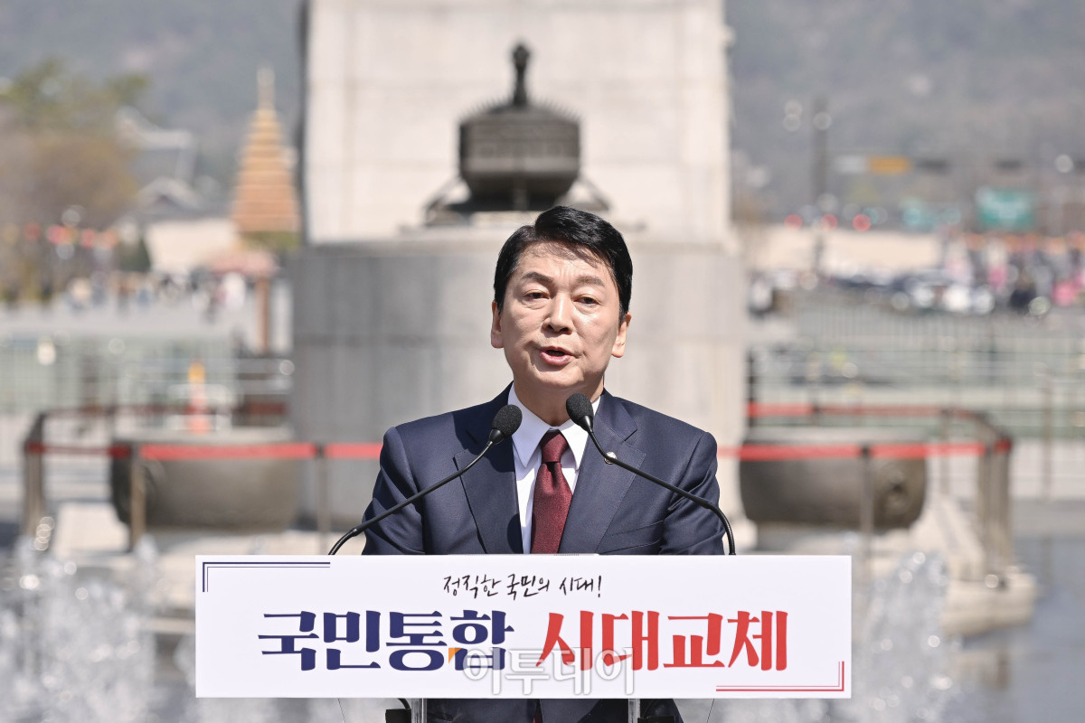 ▲안철수 국민의힘 의원이 8일 서울 종로구 광화문광장 이순신 장군 동상 앞에서 제21대 대통령 선거 출마 선언을 하고 있다. 조현호 기자 hyunho@