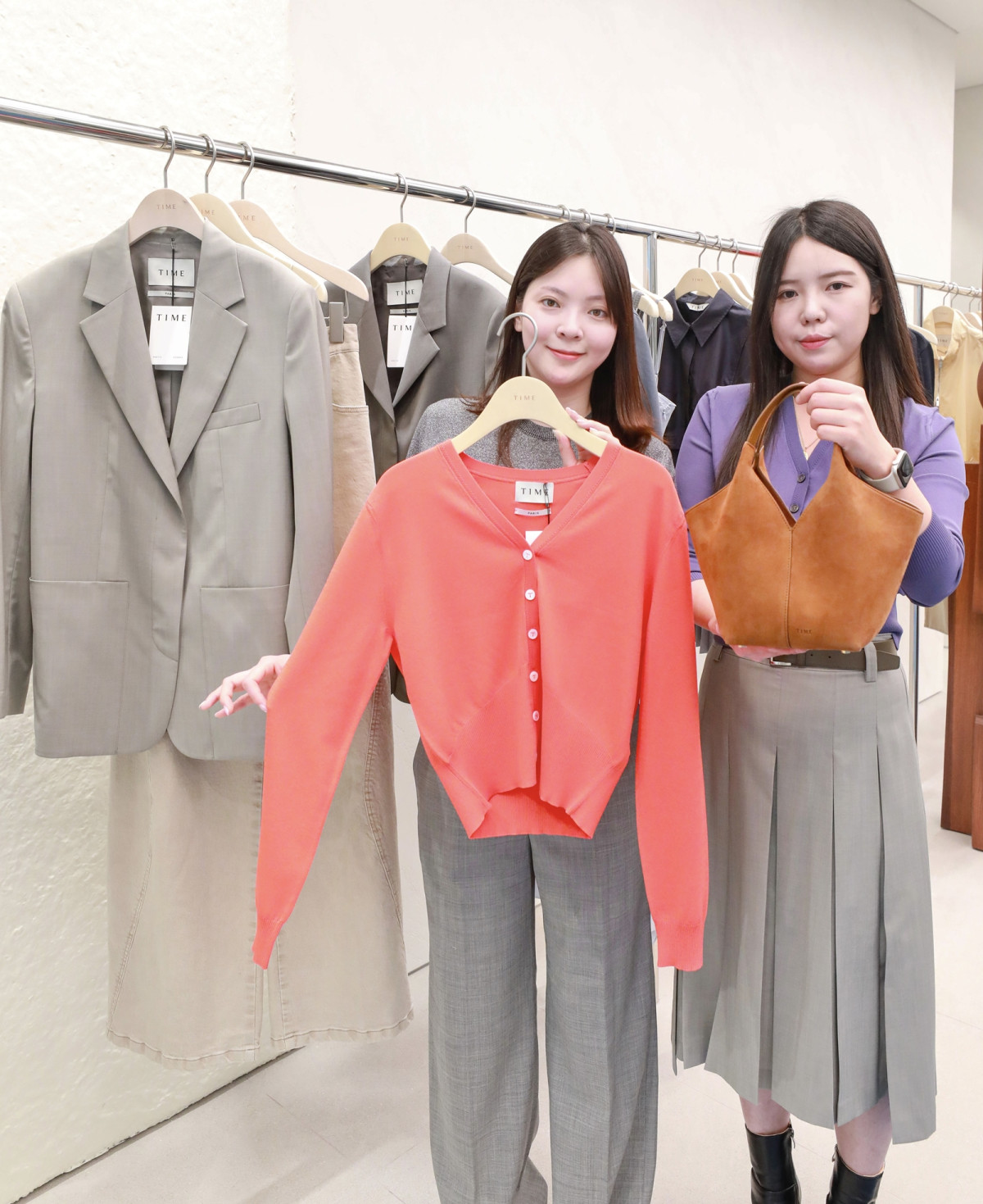 ▲서울 영등포구 더현대 서울 2층에 위치한 '타임 파리' 매장에서 직원들이 대표 제품을 소개하고 있는 모습. (사진제공=한섬)