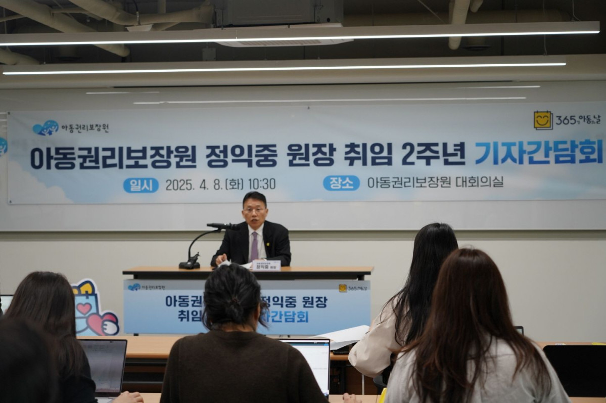 ▲정익중 아동권리보장원장이 8일 서울 중구 아동권리보장원에서 진행된 기자간담회에서 질문에 답하고 있다. (사진제공=아동권리보장원)