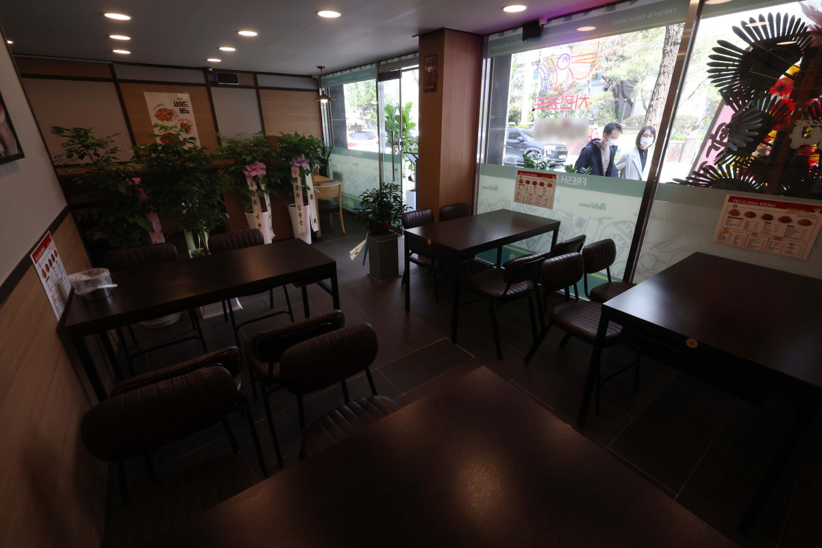 ▲지난해 말 불법 계엄과 제주항공 참사 등으로 소비심리가 위축되면서 술자리가 줄고 음식점 주류매입액이 감소한 것으로 보인다. 8일 한국신용데이터가 발간한 '소상공인 데이터 인사이트-주류 매입 트렌드 리포트'에 따르면 지난해 4분기 음식점 주류매입액 평균이 약 137만원으로 전년 동기(약 145만원)보다 5.5% 줄었다. 음식점 주류매입액은 지난해 1∼2분기 142만원대에서 3분기 139만원, 4분기 137만원으로 내리 감소세를 보였다. 이날 서울의 한 음식점이 한산한 모습을 보이고 있다. 신태현 기자 holjjak@