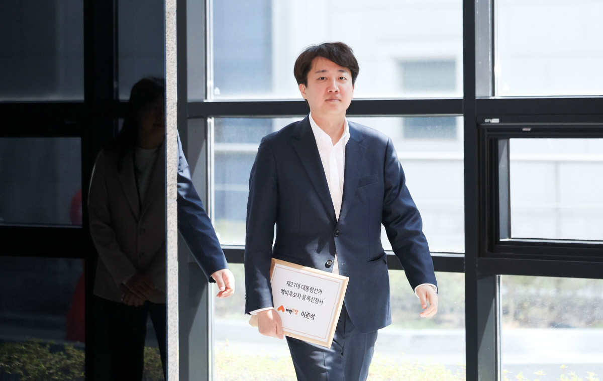 ▲이준석 개혁신당 의원이 8일 경기 과천시 중앙선거관리위원회에서 오는 6월 3일 실시되는 제21대 대통령선거에 예비후보 등록을 하기 위해 접수장소로 들어서고 있다. 2025.04.08. (뉴시스)