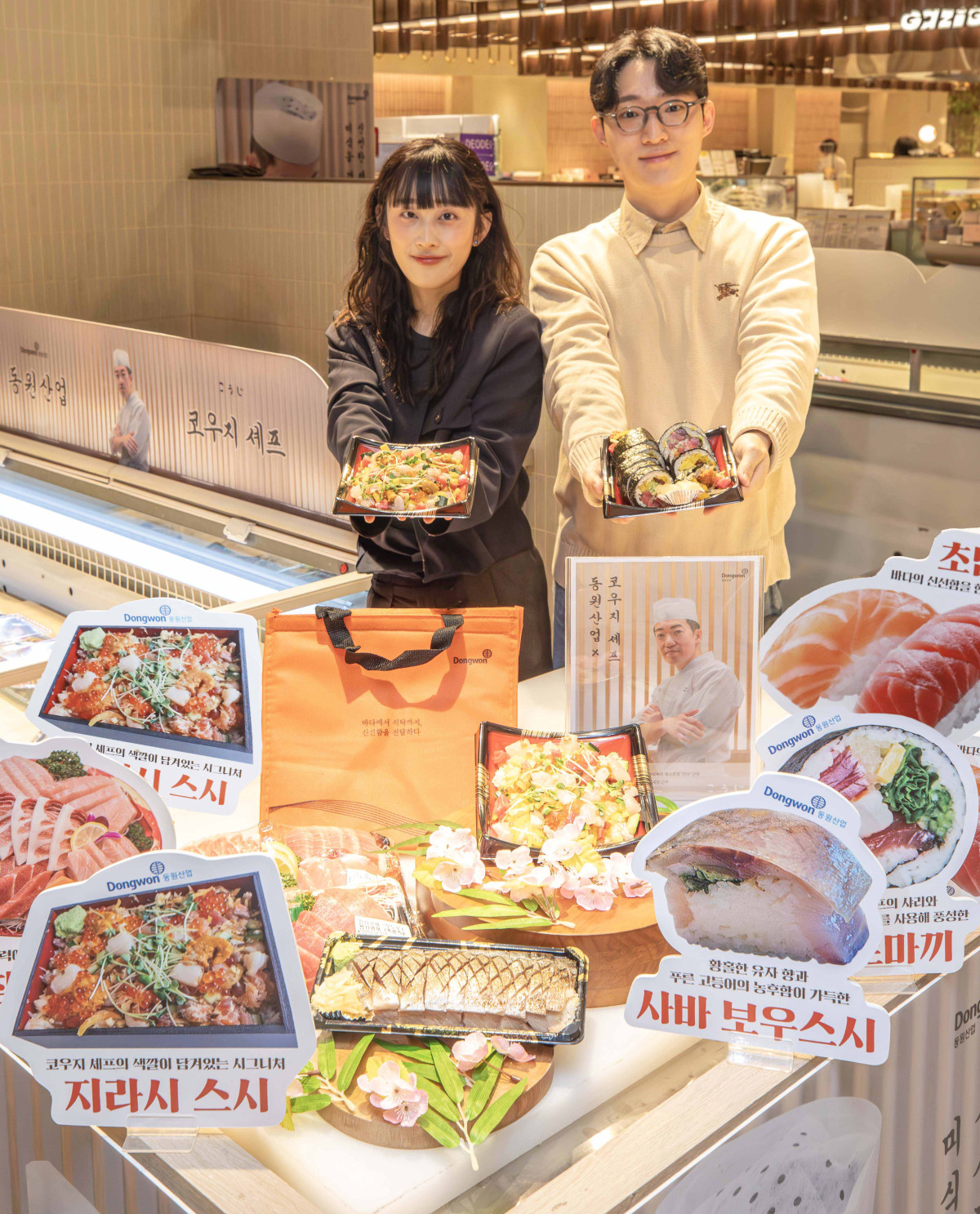 ▲8일 오전 서울시 강남구에 위치한 현대백화점 압구정본점 지하 1층에서 직원들이 상품을 소개하고 있다. (사진제공=현대백화점)