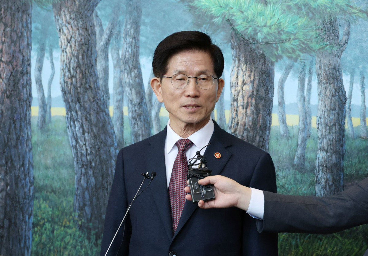 ▲김문수 고용노동부 장관이 8일 정부서울청사에서 열린 국무회의에 참석한 후 기자들과 만나 질문에 답하고 있다. (뉴시스)