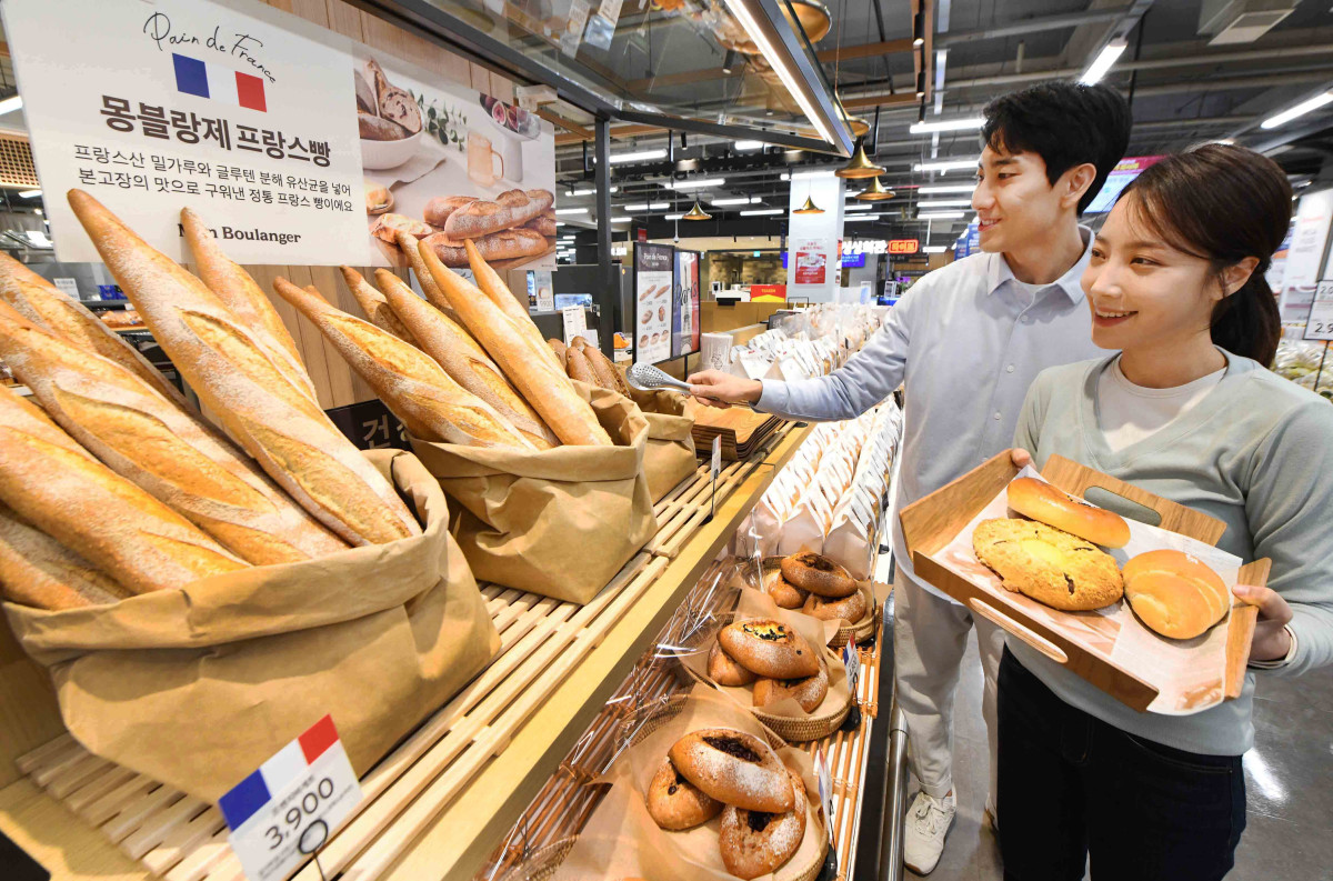 ▲모델들이 7일 서울 등촌동 ‘홈플러스 메가 푸드 마켓 라이브’ 강서점 몽블랑제 베이커리에서 빵을 고르는 모습 (사진제공=홈플러스)