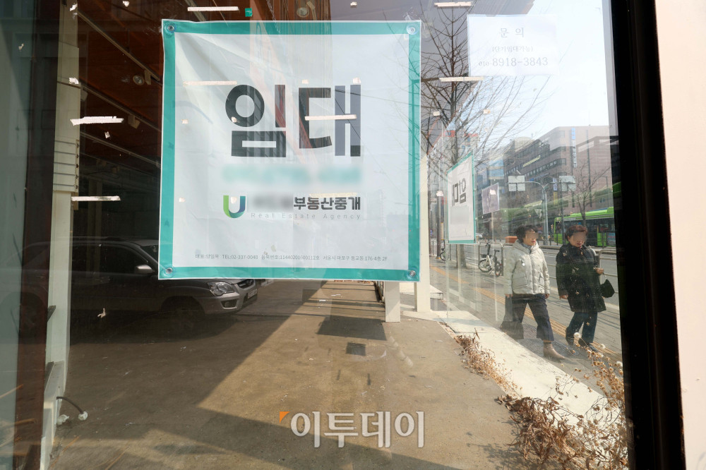 ▲내수 침체가 장기화하면서 자영업자가 최근 두 달간 20만명 넘게 줄었다. 10일 통계청에 따르면 지난 1월 자영업자 수는 코로나 사태 당시 수준인 550만명으로 집계됐다. 이는 엔데믹을 앞둔 2023년 1월(549만명) 이후 가장 적은 것이다. 엔데믹 이후 회복세를 보이던 자영업자 수는 작년 11월 570만여명보다 20만명 이상 감소했다. 연도별로 보면 국제통화기금(IMF) 외환위기 당시인 1997년(590만명), 1998년(561만명), 글로벌 금융위기 때인 2008년(600만명), 2009년(574만명)보다 적은 수준이다. 이날 서울 서대문구의 한 건물에 임대 안내문이 게시돼 있다. 신태현 기자 holjjak@ (이투데이DB)