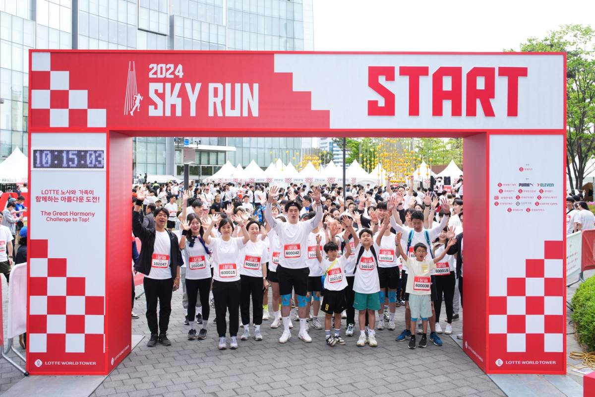 ▲지난해 ‘롯데 패밀리 스카이런’ 시작 전 참가자들이 기념 촬영하는 모습. (사진제공=롯데그룹)