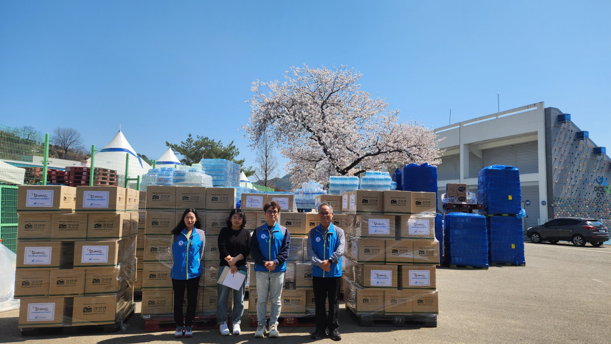 ▲한국광해광업공단 임직원이 7일 산불 피해가 심각한 경북 영덕군의 이재민 시설을 찾아 긴급 구호물품인 식료품 꾸러미를 전달하고 기념 촬영을 하고 있다. (사진제공=한국광해광업공단)