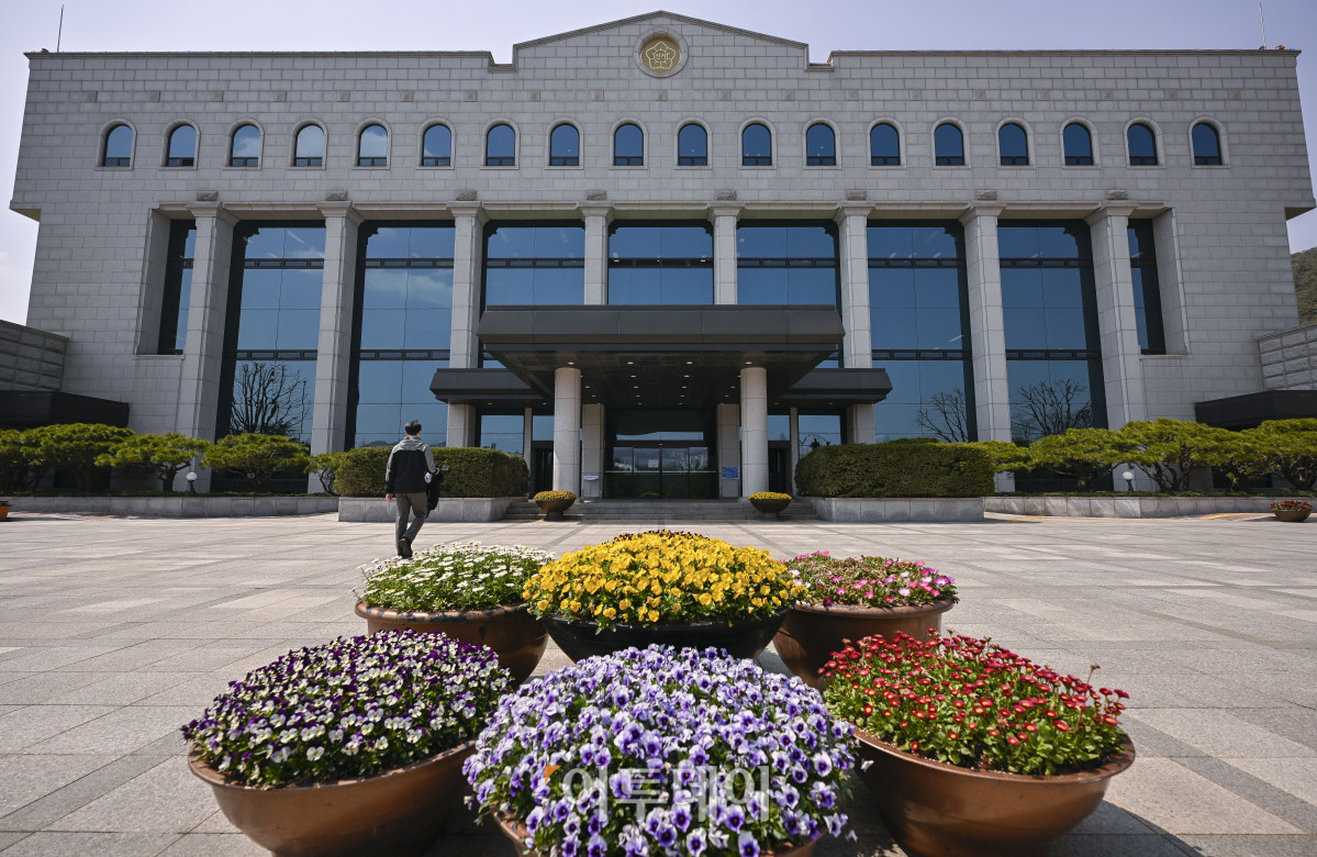 ▲제21대 대통령 선거일이 확정된 8일 경기 과천시 중앙선거관리위원회 청사 모습. 정부는 이날 한덕수 국무총리 대통령 권한대행 주재로 열린 국무회의에서 윤석열 전 대통령 파면으로 치러지는 21대 대통령 선거일을 6월 3일로 확정했다. 조현호 기자 hyunho@