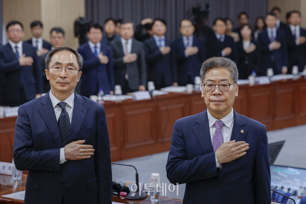 ▲중앙선거관리위원회 김필곤(왼쪽) 상임위원과 김용빈 사무총장 등 참석자들이 8일 경기 과천시 중앙선거관리위원회 청사에서 열린 21대 대통령선거 선거관리 대책회의에서 국민의례를 하고 있다. 조현호 기자 hyunho@