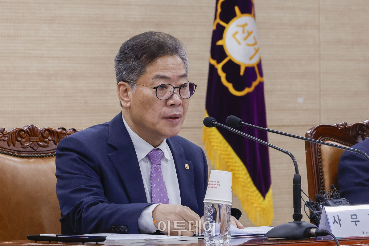 ▲김용빈 중앙선거관리위원회 사무총장이 8일 경기 과천시 중앙선거관리위원회 청사에서 열린 21대 대통령선거 선거관리 대책회의에서 모두발언을 하고 있다. 조현호 기자 hyunho@