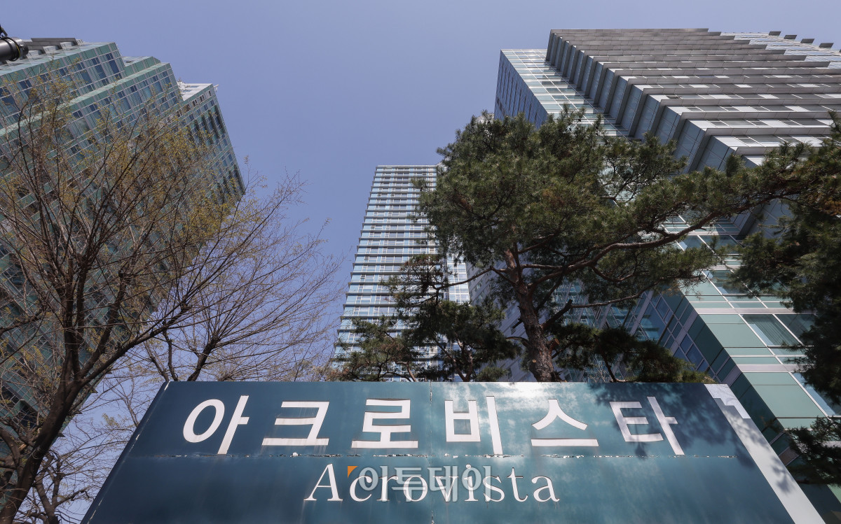 ▲윤석열 전 대통령이 11일 한남동 대통령 관저에서 퇴거할 것으로 알려진 8일 서울 서초구 아크로비스타 모습. 관계자들에 따르면 이날 대통령 관저에서는 사저로 짐들이 옮겨지고 있다. 경호처는 아크로비스타가 주상복합이라는 점과 윤 전 대통령 부부가 기르는 반려동물 등을 고려해 경호상황실 구성과 인력 배치 등을 준비 중이다. 조현호 기자 hyunho@