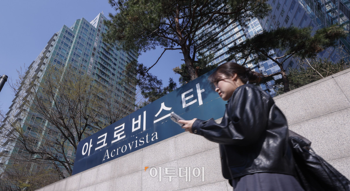 ▲윤석열 전 대통령이 11일 한남동 대통령 관저에서 퇴거할 것으로 알려진 8일 서울 서초구 아크로비스타 앞에서 시민들이 발걸음을 옮기고 있다. 관계자들에 따르면 이날 대통령 관저에서는 사저로 짐들이 옮겨지고 있다. 경호처는 아크로비스타가 주상복합이라는 점과 윤 전 대통령 부부가 기르는 반려동물 등을 고려해 경호상황실 구성과 인력 배치 등을 준비 중이다. 조현호 기자 hyunho@