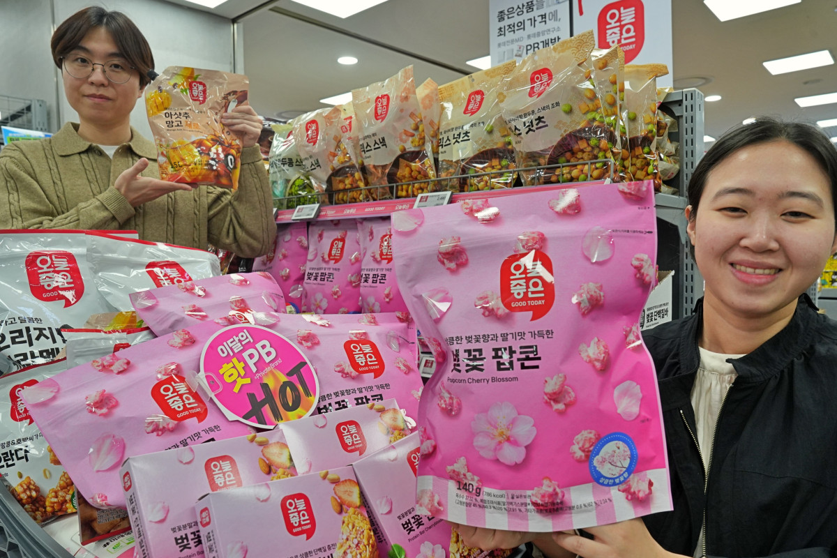 ▲상품기획자(MD)가 롯데마트 제타플렉스 잠실점에서 PB 상품을 홍보하고 있다. (사진제공=롯데쇼핑)