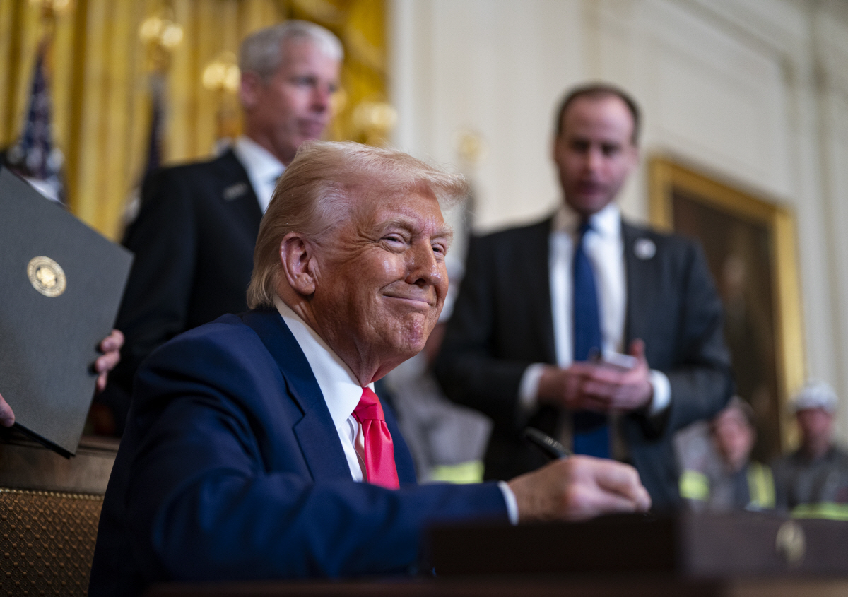 ▲도널드 트럼프 미국 대통령이 8일(현지시간) 행정명령 서명식을 치르고 있다. 워싱턴D.C./EPA연합뉴스