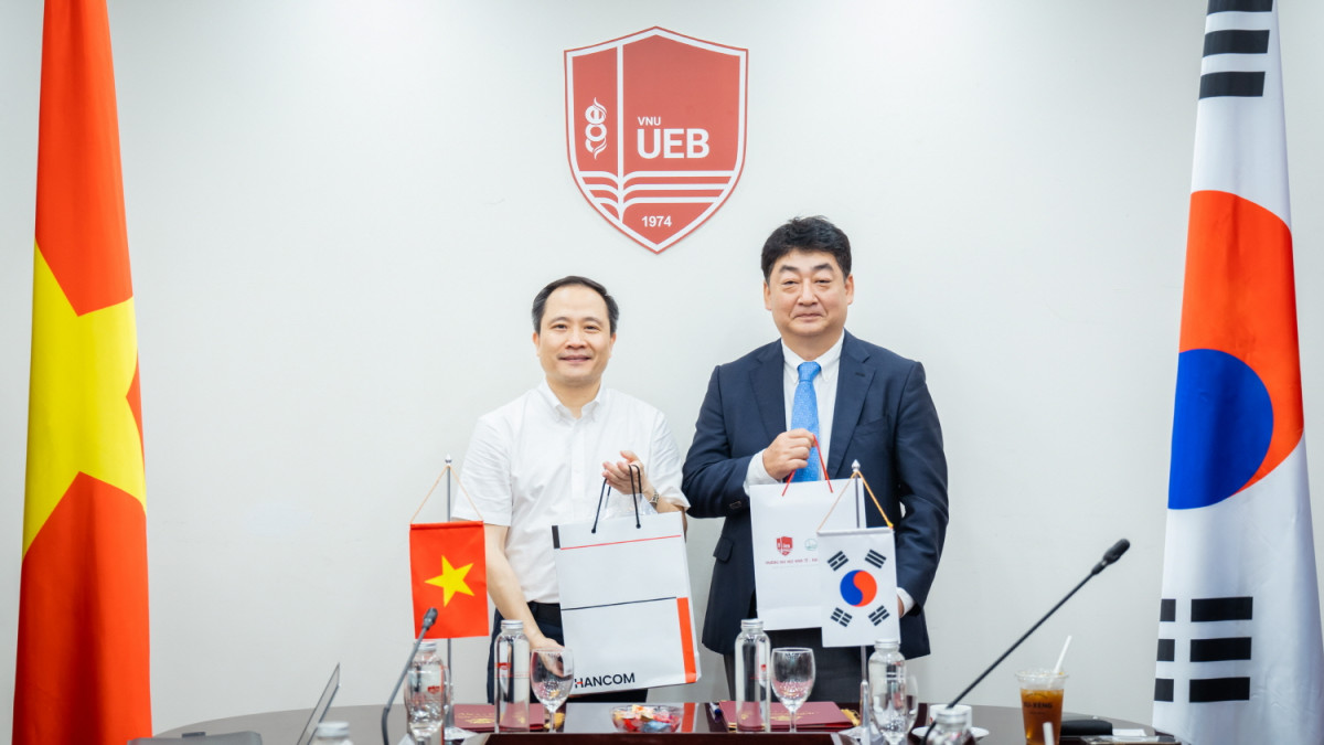▲한글과컴퓨터는 베트남 하노이 국립경제대학교와 인공지능(AI) 기반 디지털 업무 혁신을 위한 업무협약(MOU)을 체결했다. 사진은 진성식 한컴 최고수익책임자(CRO)(왼쪽)와 르 쭝 타잉(Le Trung Thanh) 국립경제대학교 총장. (사진제공=한글과컴퓨터)