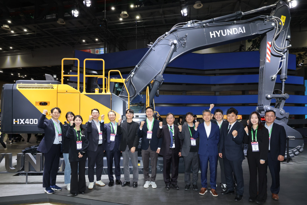 ▲2025서울모빌리티쇼 HD현대관을 방문한 정기선 HD현대 수석부회장(왼쪽에서 7번째)이 차세대 신모델 굴착기 앞에서 HD현대사이트솔루션 조영철 사장(왼쪽에서 5번째) 및 직원들과 기념사진을 촬영하고 있다. (사진제공=HD현대사이트솔루션)