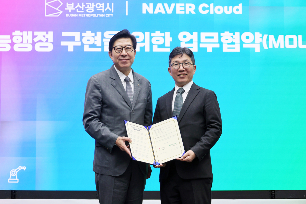 ▲8일 (왼쪽부터) 박형준 부산광역시장과 김유원 네이버클라우드 대표가 ‘부산형 지능행정 구현’ 위한 MOU를 체결했다. (사진제공=네이버클라우드)