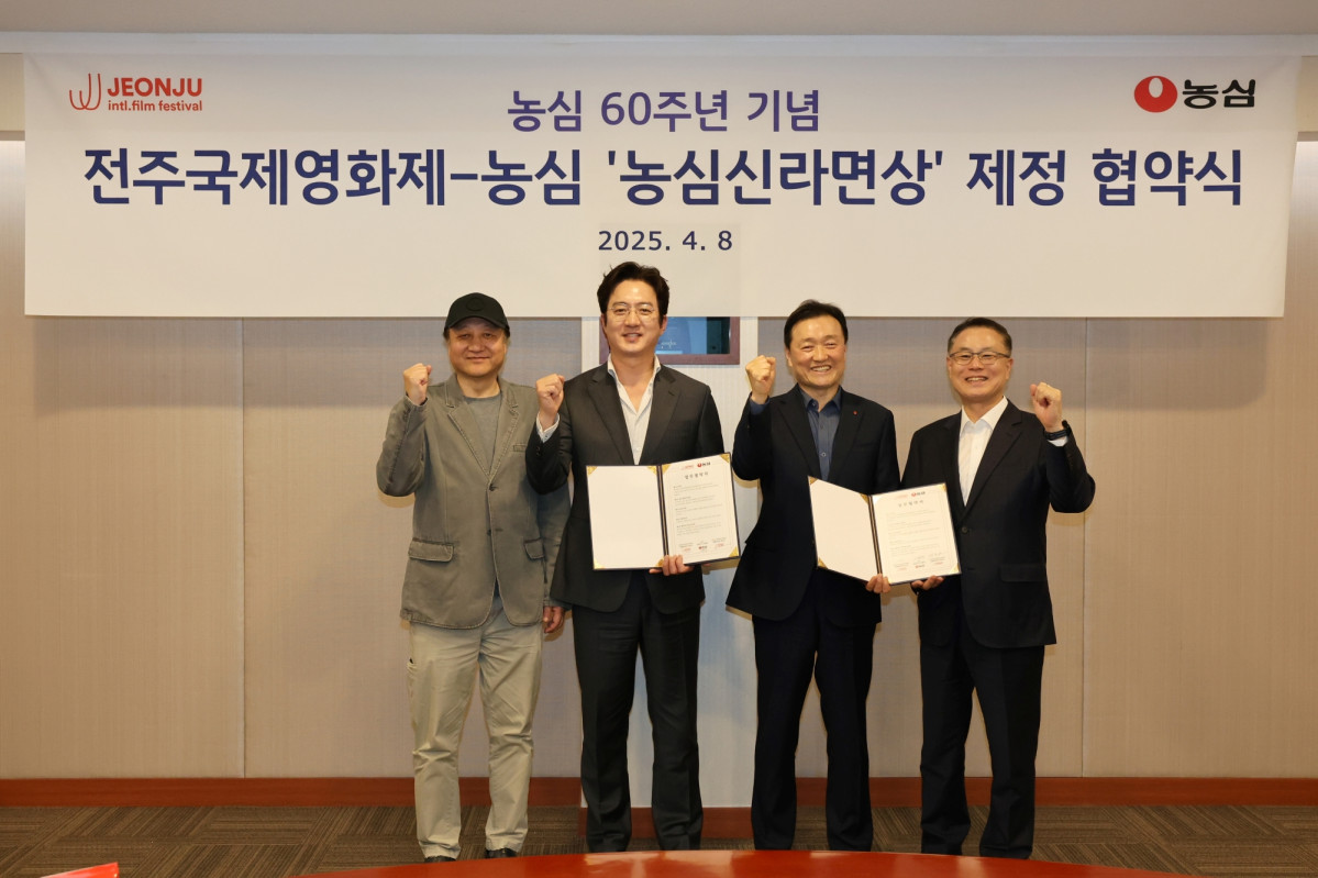 ▲왼쪽부터 민성욱·정준호 전주국제영화제 공동집행위원장, 농심 이병학 대표이사, 조용철 부사장 (사진제공=농심)