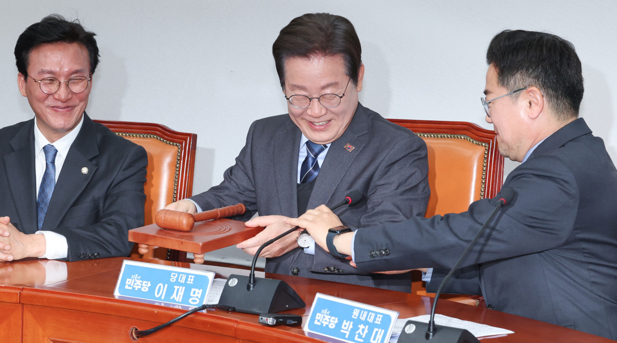 ▲더불어민주당 이재명 대표가 9일 서울 여의도 국회에서 열린 최고위원회의에서 사퇴 의사를 밝힌 뒤 권한대행을 맡을 박찬대 원내대표에게 의사봉을 넘기고 있다. (사진=연합뉴스)