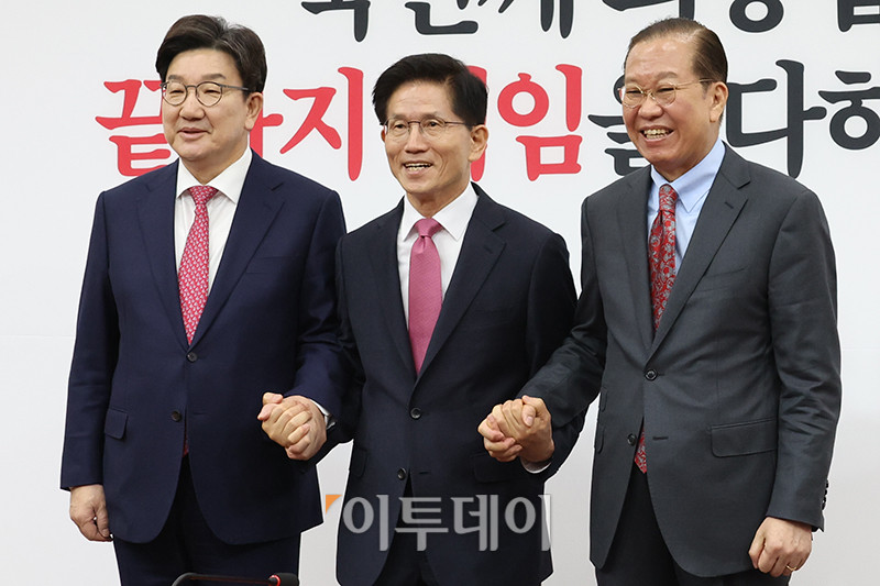 ▲김문수(가운데) 전 고용노동부 장관이 9일 서울 여의도 국회에서 권영세(오른쪽) 국민의힘 비상대책위원장, 권성동 원내대표를 만나 입당원서를 전달한 후 기념촬영을 하고 있다. 고이란 기자 photoeran@