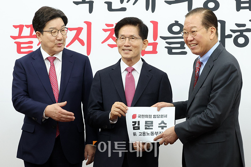 ▲김문수(가운데) 전 고용노동부 장관이 9일 서울 여의도 국회에서 권영세(오른쪽) 국민의힘 비상대책위원장, 권성동 원내대표를 만나 입당원서를 전달한 후 기념촬영을 하고 있다. 고이란 기자 photoeran@