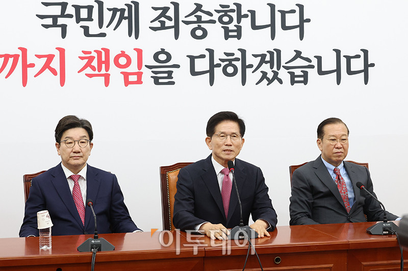 ▲김문수(가운데) 전 고용노동부 장관이 9일 서울 여의도 국회에서 권영세(오른쪽) 국민의힘 비상대책위원장, 권성동 원내대표를 만나 입당원서를 전달한 후 발언을 하고 있다. 고이란 기자 photoeran@