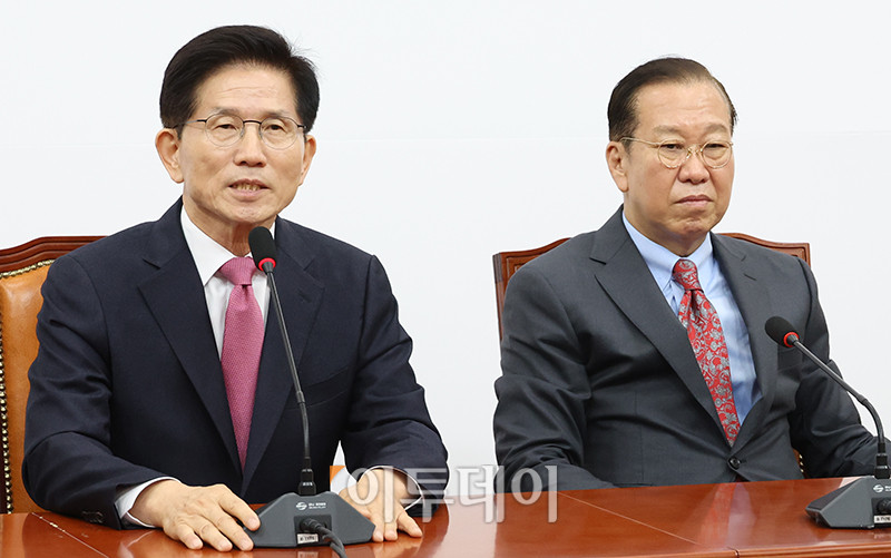 ▲김문수(왼쪽) 전 고용노동부 장관이 9일 서울 여의도 국회에서 권영세(오른쪽) 국민의힘 비상대책위원장, 권성동 원내대표를 만나 입당원서를 전달한 후 발언을 하고 있다. 고이란 기자 photoeran@