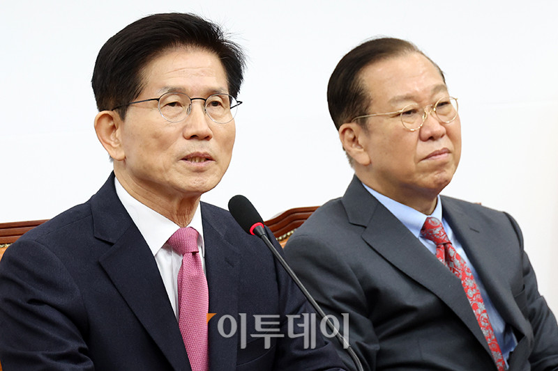 ▲김문수(왼쪽) 전 고용노동부 장관이 9일 서울 여의도 국회에서 권영세(오른쪽) 국민의힘 비상대책위원장, 권성동 원내대표를 만나 입당원서를 전달한 후 발언을 하고 있다. 고이란 기자 photoeran@