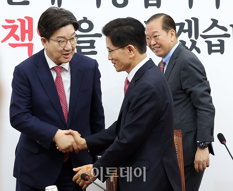 ▲김문수(가운데) 전 고용노동부 장관이 9일 서울 여의도 국회에서 권영세(오른쪽) 국민의힘 비상대책위원장, 권성동 원내대표를 만나 입당원서를 전달한 후 악수하고 있다. 고이란 기자 photoeran@