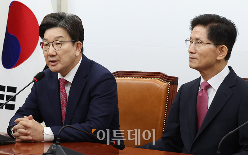 ▲권성동(왼쪽) 국민의힘 원내대표가 9일 서울 여의도 국회에서 김문수 전 고용노동부 장관을 만나 입당원서를 받은 후 발언을 하고 있다. 고이란 기자 photoeran@