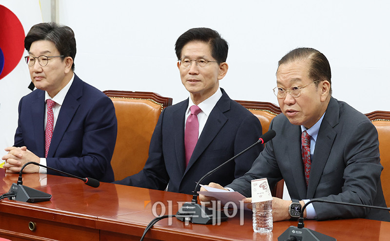 ▲권영세(오른쪽) 국민의힘 비상대책위원장이 9일 서울 여의도 국회에서 김문수(가운데) 전 고용노동부 장관을 만나 입당원서를 받은 후 발언을 하고 있다. 왼쪽은 권성동 원내대표. 고이란 기자 photoeran@