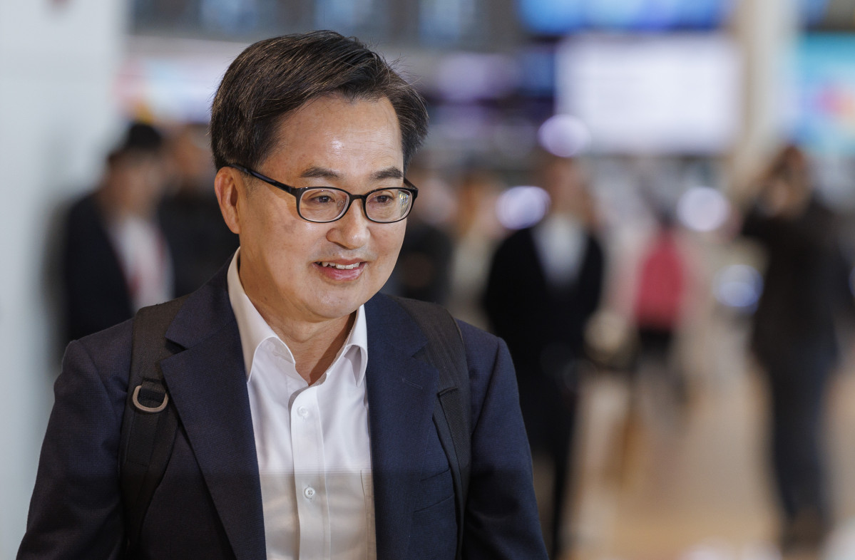 ▲김동연 경기도지사가 9일 인천공항 2터미널에서 제21대 대통령선거 출마 선언을 하기 위해 회견장에 입장하고 있다.    김 지사는 이날 미국 트럼프 발 관세 전쟁 대응책을 찾기 위해 미국으로 출국하기 전 가진 '자동차 부품 관세 대응을 위한 긴급 출국 보고 회견'에서 대선 출마 선언을 했다. (연합뉴스)