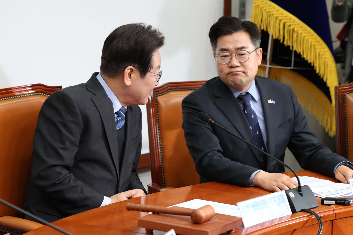 ▲이재명(왼쪽) 더불어민주당 대표와 박찬대 원내대표가 9일 서울 여의도 국회에서 열린 민주당 최고위원회의에서 대화하고 있다. 이 대표는 이날 대표직 사퇴 의사를 밝혔다. 신태현 기자 holjjak@