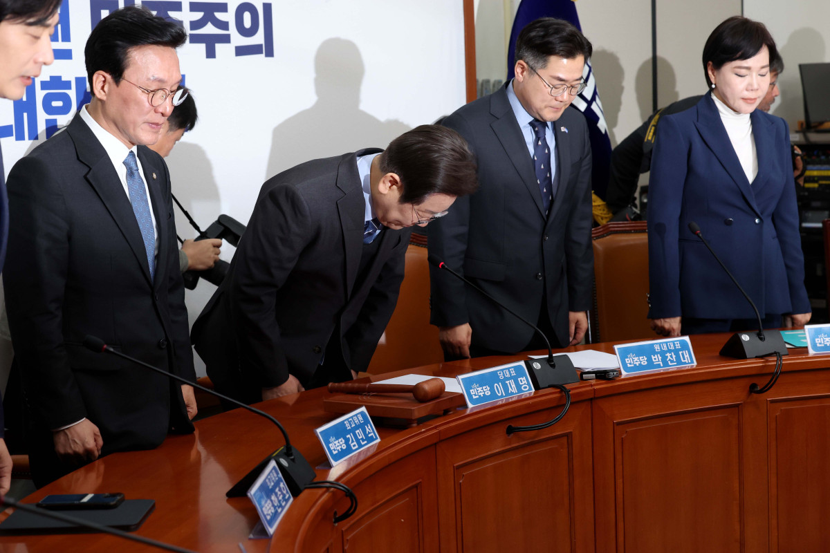 ▲이재명 더불어민주당 대표와 박찬대 원내대표, 최고위원들이 9일 서울 여의도 국회에서 열린 민주당 최고위원회의에 앞서 인사하고 있다. 이 대표는 이날 대표직 사퇴 의사를 밝혔다. 신태현 기자 holjjak@