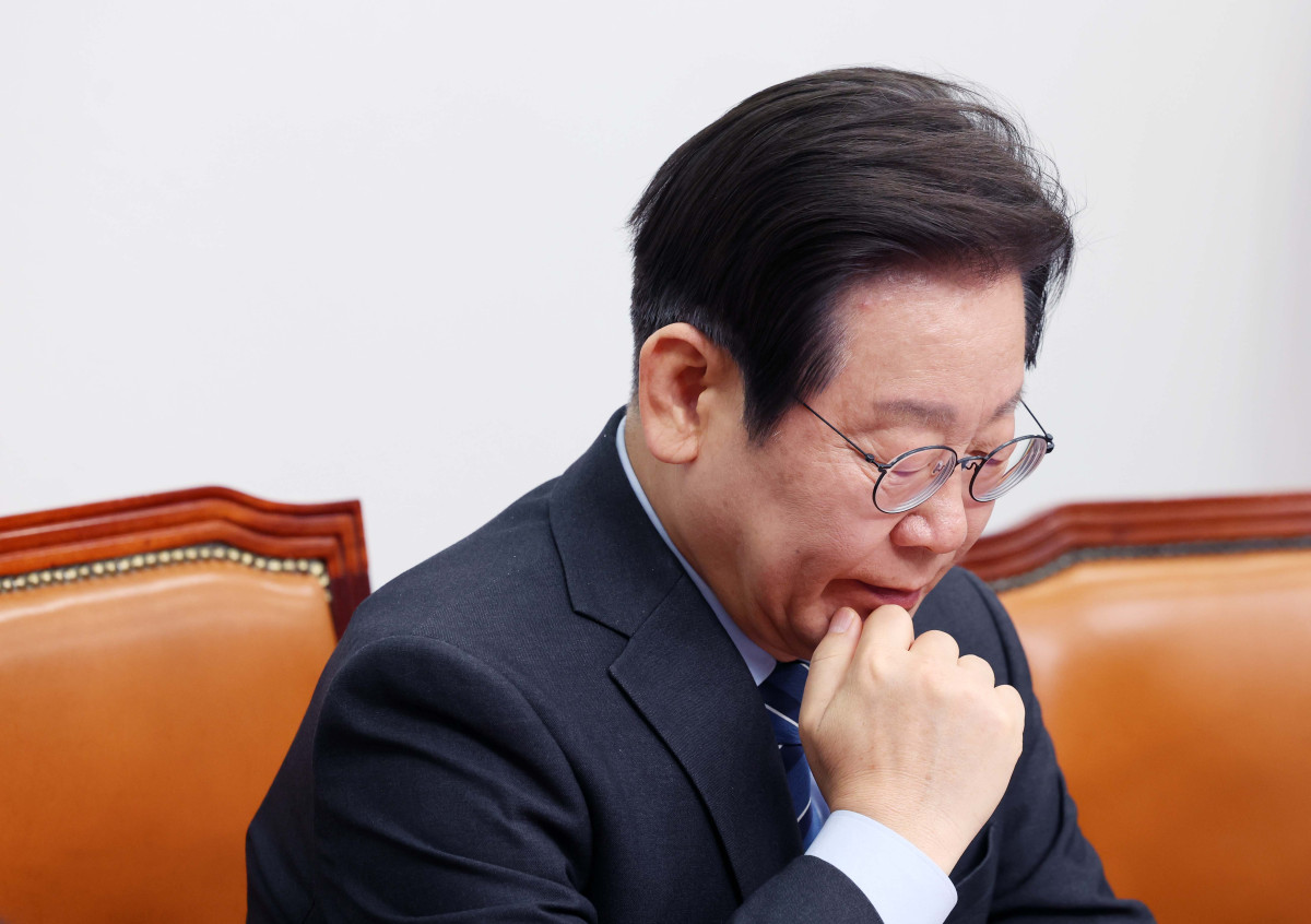 ▲이재명 더불어민주당 대표가 9일 서울 여의도 국회에서 열린 민주당 최고위원회의에서 잠시 생각에 잠겨있다. 이 대표는 이날 대표직 사퇴 의사를 밝혔다. 신태현 기자 holjjak@