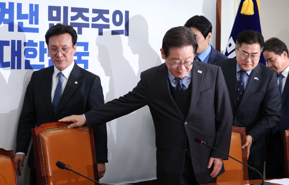 ▲이재명 더불어민주당 대표와 박찬대 원내대표 등이 9일 서울 여의도 국회에서 열린 민주당 최고위원회의에참석하고 있다. 이 대표는 이날 대표직 사퇴 의사를 밝혔다. 신태현 기자 holjjak@