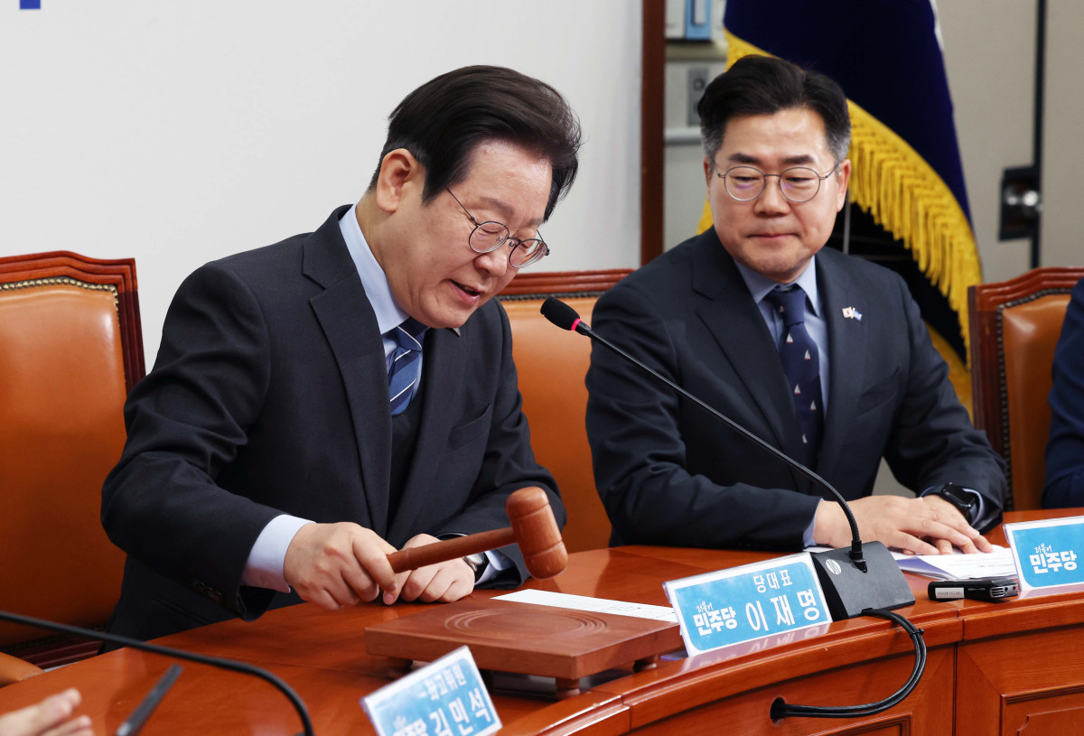 ▲이재명 더불어민주당 대표가 9일 서울 여의도 국회에서 열린 민주당 최고위원회의에서 의사봉을 두드리고 있다. 이 대표는 이날 대표직 사퇴 의사를 밝혔다. 신태현 기자 holjjak@