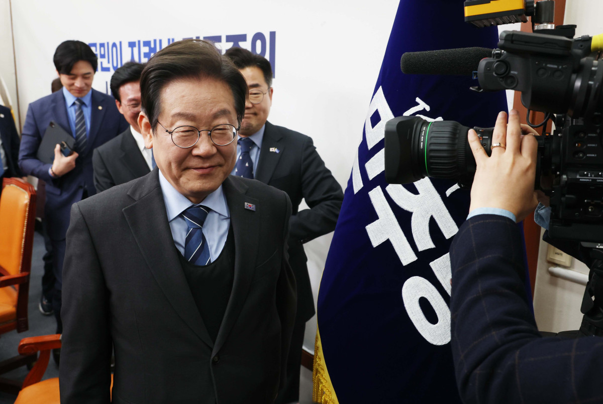 ▲이재명 더불어민주당 대표가 9일 서울 여의도 국회에서 열린 민주당 최고위원회의에서 모두발언을 마친 뒤 회의실을 나서고 있다. 이 대표는 이날 대표직 사퇴 의사를 밝혔다. 신태현 기자 holjjak@